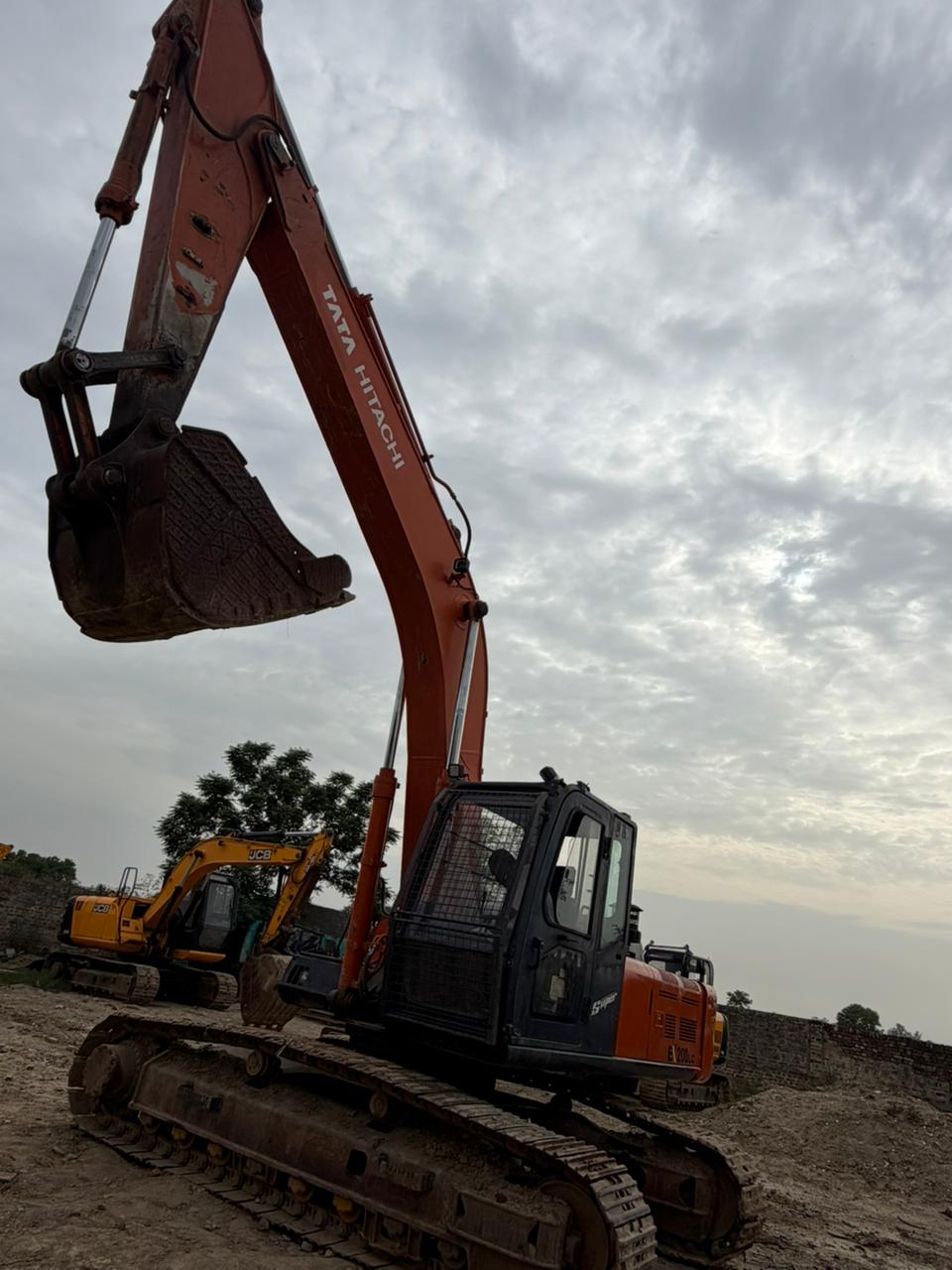 TATA EX200 Excavator photo 4